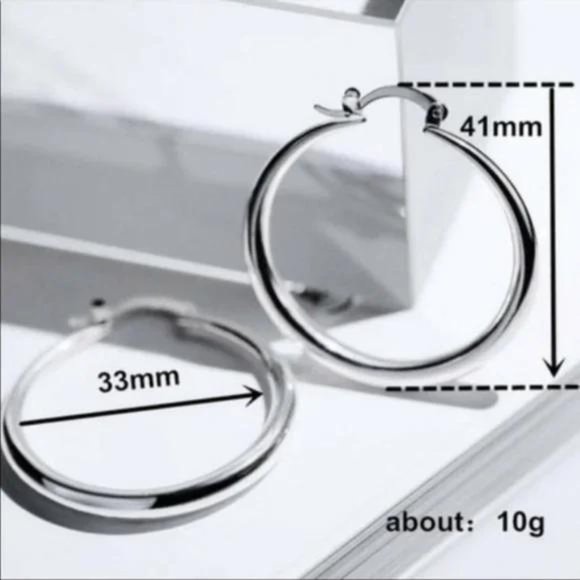 18K WHITE GOLD 1.5 ROUND HOOP EARRINGS, BEAUTIFUL EARRINGS, CUTE EARRINGS. - Picture 3 of 3